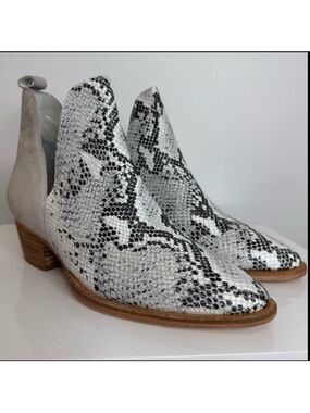 Vintage Foundry Kara White Snake Print Leather Suede Ankle Boot Women’s 7.5 NEW
